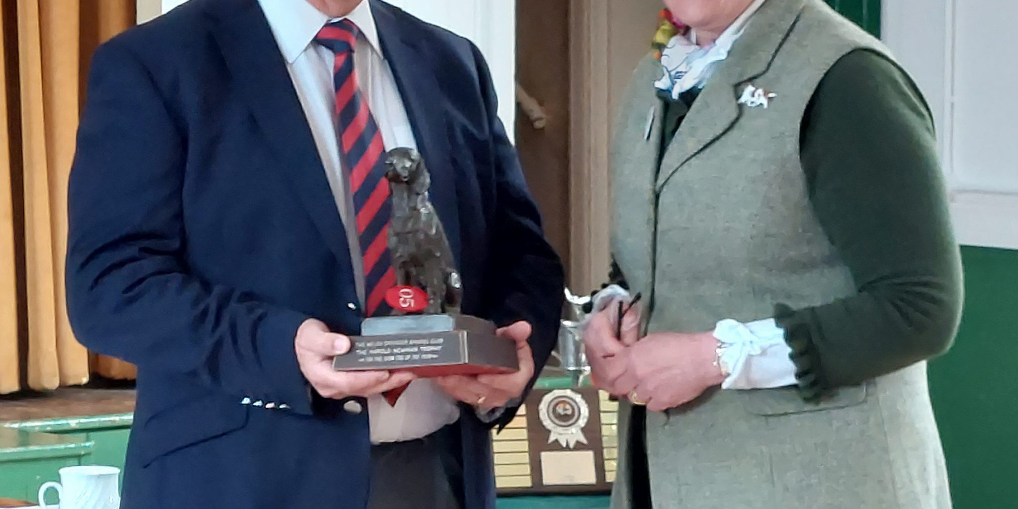 Nigel Worth collects the Harold Newman trophy from Carol Medley for Top Welsh Springer Spaniel Showdog of the Year 2021 on behalf of his wife and co-breeder Anne Worth.