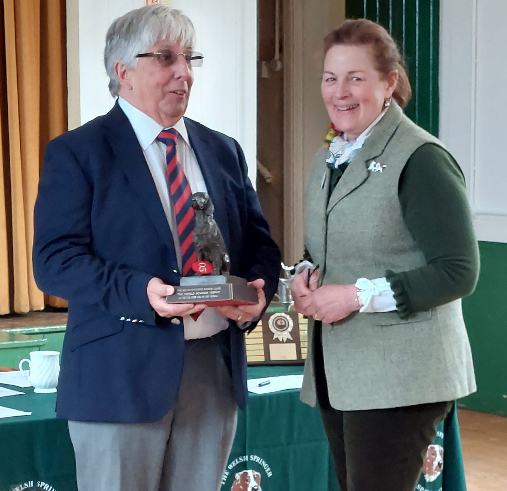 Nigel Worth collects the Harold Newman trophy from Carol Medley for Top Welsh Springer Spaniel Showdog of the Year 2021 on behalf of his wife and co-breeder Anne Worth.